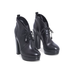 Bota Moncler na internet