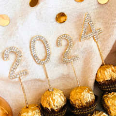 Pinches numeros con strass dorado en internet