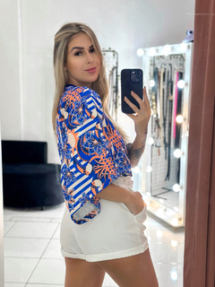 Cropped over estampado azul na internet