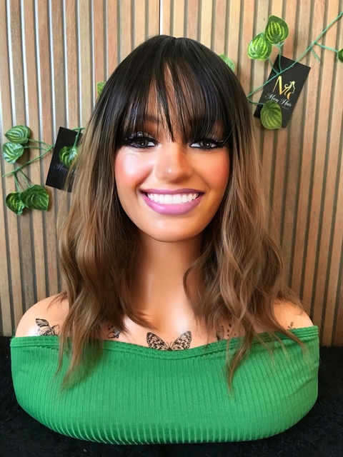 Wig Olívia Fibra Premium Ondulada Com franja 35cm