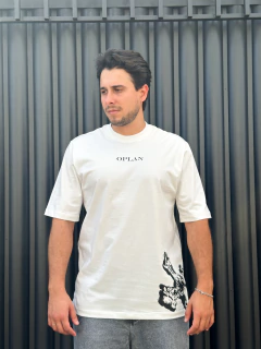 CAMISETA OPLAN “SAINT CLUB” - OFF WHITE - Quarto de Pedro