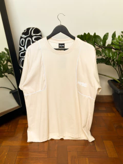 CAMISETA HYBE “LOGO LINHA” - comprar online
