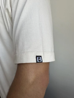 CAMISETA HYBE “EMBLEM” - BEGE - loja online