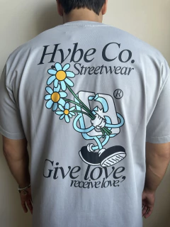 CAMISETA HYBE “LOVE” - CINZA na internet