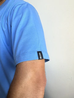 CAMISETA HYBE “EMBLEM” - AZUL - comprar online