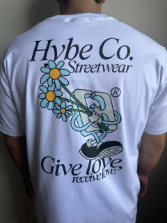 CAMISETA HYBE “LOVE” - BRANCA - Quarto de Pedro