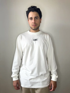 CAMISETA M/L BORDADO LOGO - MARFIM - Quarto de Pedro