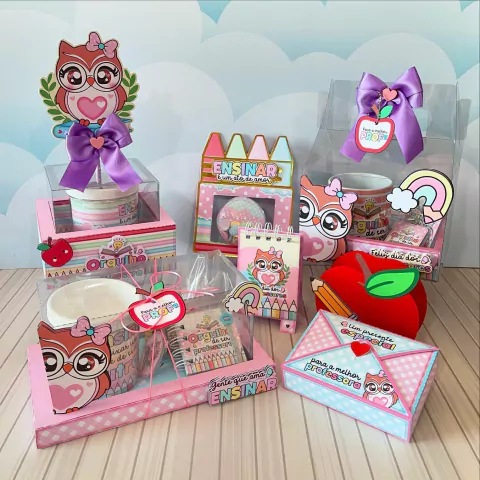 Lembrancinhas de luxo para o Dia dos Professores, incluindo itens decorativos e personalizados com corujas e elementos escolares.