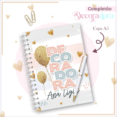 Imagem de um caderno A5 com capa decorativa, com o título "Decoradora" em letras coloridas e balões dourados, acompanhado de uma caneta.