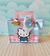 Caixa decorativa do tema Hello Kitty, com laço azul e detalhes em rosa e azul, ideal para festas de meninas.