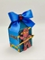 Caixinha de festa temática Ninjago decorada com um ninja em destaque e um laço azul.