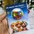 Cartão de lembrancinha de Natal com personagens e confeitos coloridos.