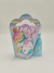 Caixa decorativa do Kit Festa Squishmallows com personagens coloridos e uma borla azul.