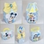 Caixas de presente decoradas com personagens da Disney, incluindo Mickey Mouse e seus amigos, em tons de azul e amarelo.