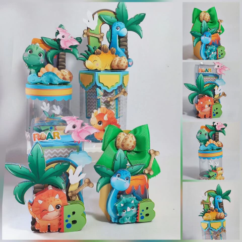 Decoração de festa temática de dinossauros com diversos personagens coloridos e elementos como palmeiras e laços.