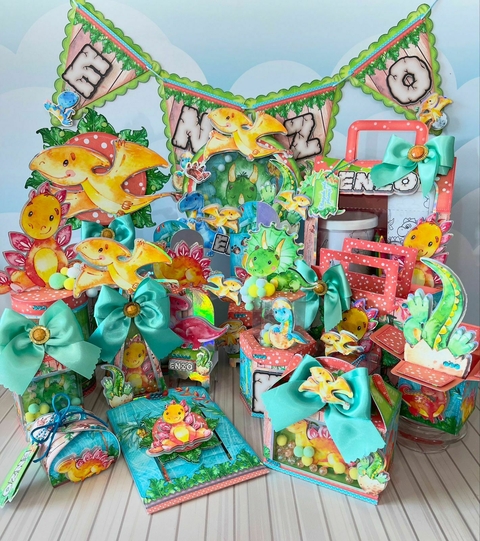 Decoração de festa com tema de dinossauros em aquarela, incluindo elementos como bandeirinhas, caixas decoradas e brinquedos, tudo em cores vibrantes e alegres.