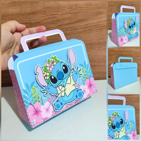Maletinha de papel com estampa do personagem Stitch, decorada com flores em um fundo azul, sendo segurada por uma mão.