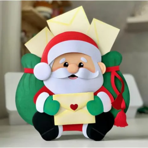 Topo de bolo decorativo de Natal em formato de Papai Noel segurando uma carta com um coração, com envelopes ao fundo.