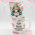 Caneca de Natal com ilustrações coloridas de uma árvore de Natal e uma boneca, com as mensagens "Feliz Natal!" e "caneca quentinha, coração leve".