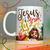 Caneca de Natal 2024 com a frase "Jesus é nossa Luz" e ilustração de um personagem natalino.