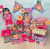 Decoração colorida para festa de aniversário com tema de pool party, incluindo bandeirinhas, lembrancinhas e personagens infantis.
