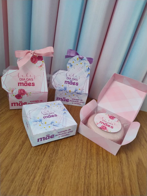 Caixas de sabonete decoradas para o Dia das Mães, com laços e mensagens carinhosas.