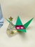 Árvore de Natal em papel com estrelas douradas e uma embalagem verde para doces.