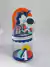 Decoração de kit festa astronauta luxo com elementos coloridos, incluindo um astronauta, números e símbolos espaciais.