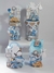 Kit de festa chá de bebê menino com caixas decoradas em azul, representando temas infantis como carrinhos, animais e balões.