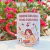 Caneca decorada com a frase "Menos Drama! Mais Dorama!" e ilustrações de comida e cultura coreana.