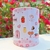 Caneca decorada com ilustrações temáticas de doramas, incluindo doces, bebidas e elementos culturais, em fundo rosa.