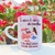 Caneca personalizada com a frase "A vida é feita de escolhas" e ilustração de uma pessoa assistindo doramas no computador, rodeada por flores.