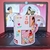 Caneca decorada com ilustrações de doramas e elementos de K-POP, em destaque sobre um laptop que exibe cenas de um dorama.