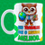 Caneca decorada com uma coruja estilo cartoon segurando um globo terrestre e livros, com a frase "Seu trabalho faz o mundo melhor".