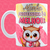 Caneca com ilustração de corujinha e a frase "Minha professora é a melhor!" em fundo rosa.