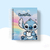 Caderno escolar com estampa do personagem Stitch segurando um coração, fundo com arco-íris e nuvens.