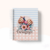 Capa de caderno com design de manicure, mostrando mãos aplicando esmalte rosa e flores decorativas.