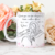 Caneca bíblica com ilustração de mãe e filho e versículo Salmos 22:10, com fundo rosa.