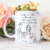 Caneca com ilustração de figura religiosa e a frase "Confia ao senhor as tuas obras, e teus pensamentos serão estabelecidos" em um fundo azul claro.