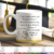Caneca de formatura com frase inspiradora e ilustrações de livros e um diploma.