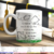 Caneca de formatura com a frase "A melhor parte do sonho é torná-lo realidade" e ilustrações de chapéu de formatura.