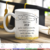 Caneca de formatura com desenho de chapéu de formatura e coração, com mensagem inspiradora sobre amor e conhecimento.