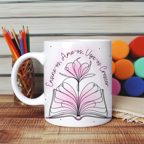 Caneca decorativa para o Dia dos Professores com design de livro e flores em tons de rosa, com a frase "Ensine-os, Ame-os, Veja-os Crescer".