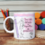 Caneca com ilustração de uma mulher segurando um lápis e a frase "Uma vida dedicada ao despertar do pensamento".
