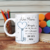 Caneca personalizada com a frase de agradecimento à educadora Ana Maria, ilustrada com um coração e uma chave, em um ambiente colorido.