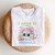 Camiseta branca com estampa colorida de um despertador e a frase "É HORA DE MUDANÇA".