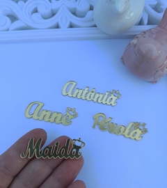 Nome acrílico espelhado com coroa