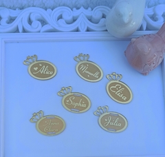 Plaquinha Oval com nome e coroa - comprar online
