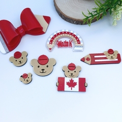 Urso Maple Bear com Bandeira - comprar online