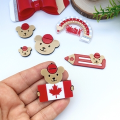 Urso Maple Bear com Bandeira